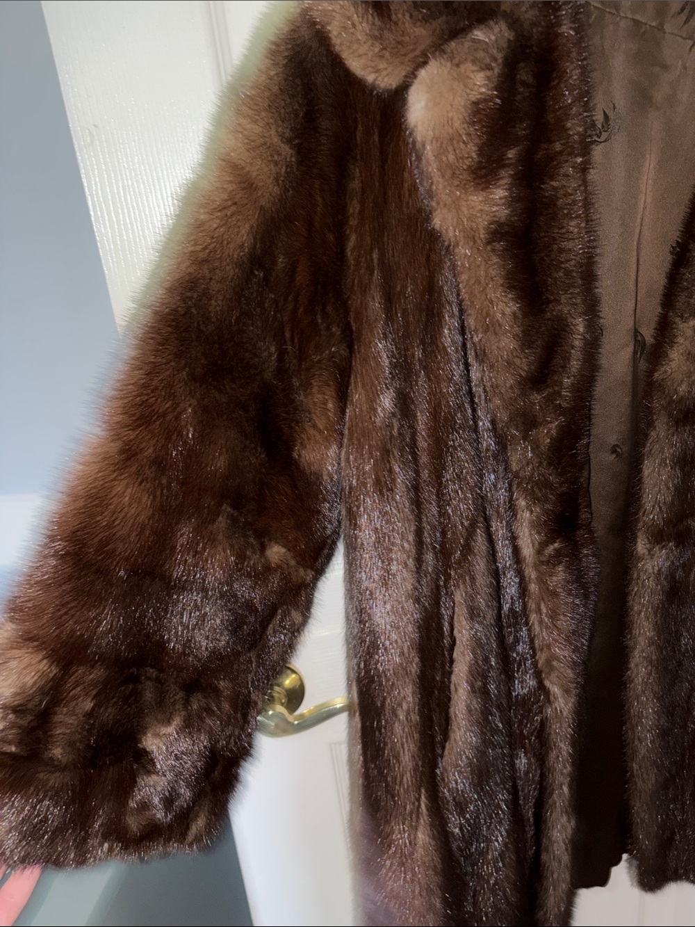 Luxurious Brown Fur Coat - Picture 3 of 5